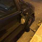 ...e uno specchietto di un'auto divelto